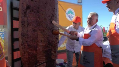 Kayseri Gastronomi Günleri'nde Rekor Kırıldı: 1 Ton Sucuk Döner Dağıtıldı!