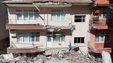 Kırıkkale'de Binanın Kontrollü Yıkımında Paniğe Neden Olan Olay: 8 Kişi Mahsur Kaldı