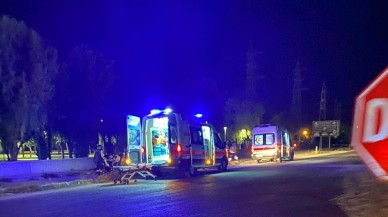 Konya'da Park Duvarına Çarpan Otomobilde 3 Kişi Yaralandı