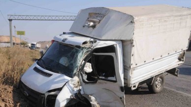 Şırnak'ta Kamyonet ile Tır Çarpıştı: 4 Yaralı