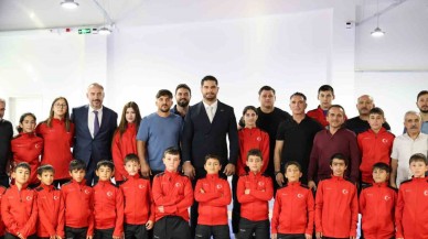 Taha Akgül,  Zara'da Minik Güreşçilerle Buluştu