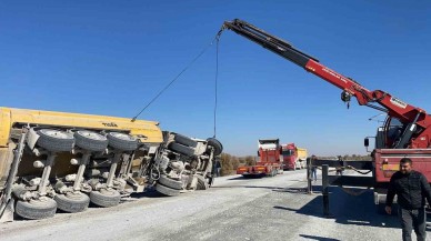 Afyonkarahisar’da Lastiği Patlayan Tır Devirdi,  Sürücü Yaralandı