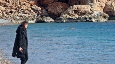 Antalya’da Kış Ortasında Denize Giren Tatilciler Şaşırttı