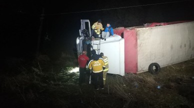 Balıkesir'de Kamyonet Kazasında 2 Kişi Mahsur Kaldı