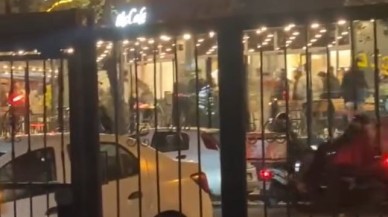 Başakşehir McDonald's’ta Müşteriler Arasında Tekmeli-Yumruklu Kavga: Sandalyeler Havada Uçuştu
