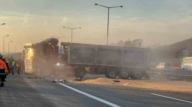 Bolu TEM Otoyolu’nda Mısır Yüklü Tır Devrildi,  Trafik Saatler Sonra Açıldı!