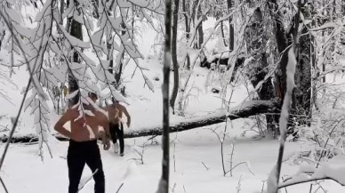Bursa’da İki Arkadaş,  Uludağ Eteklerinde Kar Banyosu Yaptı