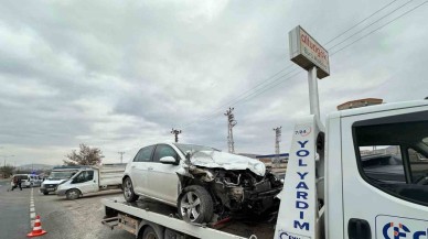 Elazığ'da İki Araç Çarpıştı: 2 Yaralı