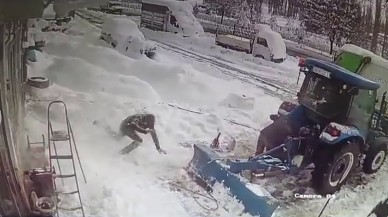 Erzurum’da Lastik Tamircisinin Üzerine Kar Kütlesi Düştü