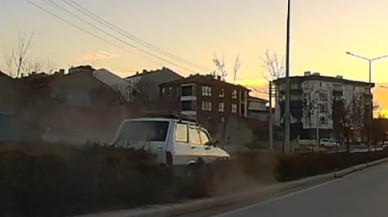 Eskişehir'de Kontrolden Çıkan Otomobil Refüjdeki Çalılara Daldı