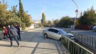Karabük’te Su Kanalı Korkuluklarına Çarpan Otomobil Sürücüsü Yaralandı