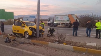 Konya Taksi Aydınlatma Direğine Çarptı: 3 Yaralı