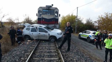 Malatya’da Yük Treni ile Hafif Ticari Araç Çarpıştı: 2 Yaralı