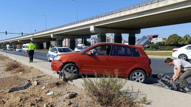 Manavgat'ta Kaldırıma Çıkan Otomobilin Sürücüsü Yaralanmadan Kurtuldu