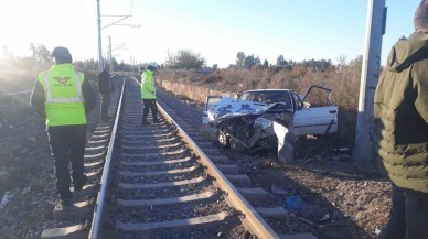 Mersin'de Hemzemin Geçitte Tren Otomobile Çarptı