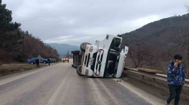 Bolu’da Kömür Yüklü Tır Devrildi