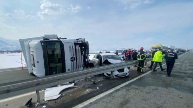 Erzincan'da Trafik Kazası! Tır ile Otomobil Çarpıştı: 3 Yaralı