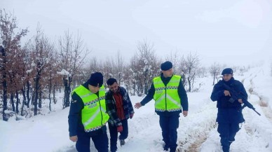 Karda Mahsur Kalan Vatandaş Jandarma Ekipleriyle Kurtarıldı