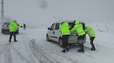 Polis,  Yolda Kalan Sürücülere Yardım Etti