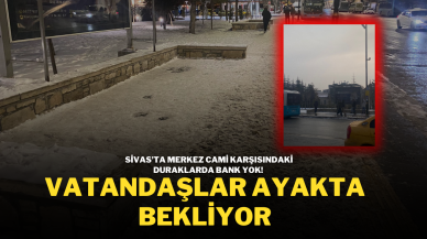 Sivas’ta Merkez Cami Karşısındaki Duraklarda Bank Yok! Vatandaşlar Ayakta Bekliyor