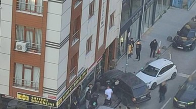 Bayrampaşa'da Direksiyon Hakimiyetini Kaybeden Sürücü Börekçiye Daldı: Kaza Anı Kameralara Yansıdı
