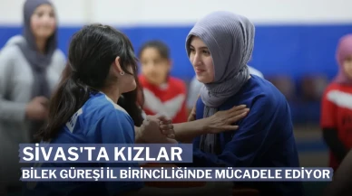 Sivas'ta Kızlar, Bilek Güreşi İl Birinciliğinde Mücadele Ediyor.