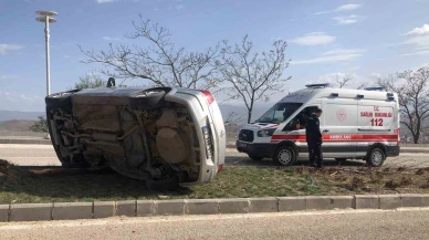 Takla Atmaktan Kurtulan Araç Yan Yattı: 1 Yaralı