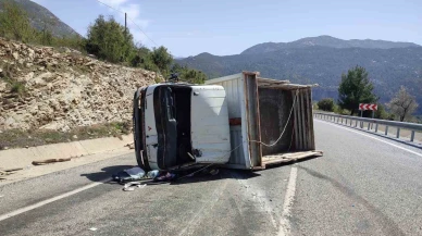 İnşaat Kamyoneti Devrildi 2 Yaralı