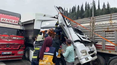 Zincirleme Kazada Tır Kabini Ezildi, Sürücü Kurtarıldı