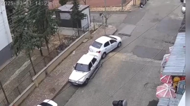 El Freni Unutulunca Araç Park Halindeki Araca Çarptı