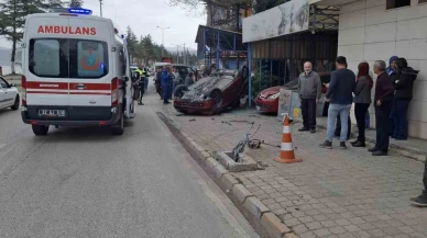 Elektrik Trafosuna Çarpan Araç Takla Attı, 2 Yaralı