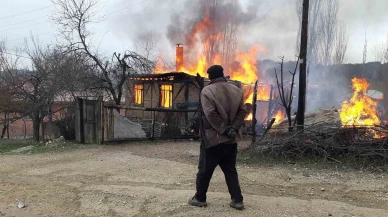 Korkunç Yangın Ev ve Ahır Yanarak Küle Döndü
