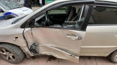 Freni Tutmayan Otomobil Park Halindeki Araca Çarptı, 2 Yaralı