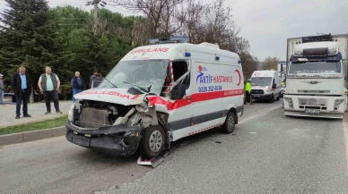 Ambulans Kamyona Çarptı, Sağlık Görevlileri Yaralandı