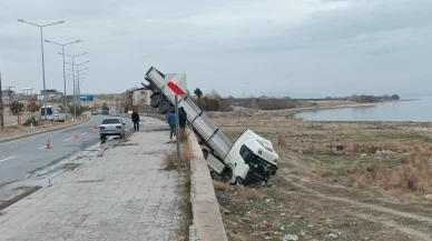 Tır  Duvarda Asılı Kaldı: 1 Yaralı
