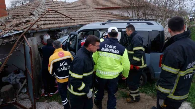 Otomobil Ev Duvarını Yıktı Bahçedekiler Hayatta Kaldı