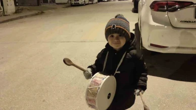 "Türkiye'nin Ramazan Davulcusu Minik Ege, Mahalleyi Sahura Kaldırıyor"