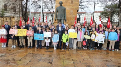 Sivas’ta Öğrenciler 23 Nisan Töreninde Atatürk Anıtı’na Çelenk Sundu