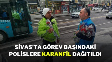 Sivas’ta Görev Başındaki Polislere Karanfil Dağıtıldı