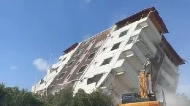 Ağır Hasarlı Bina İş Makinesiyle Yıkıldı