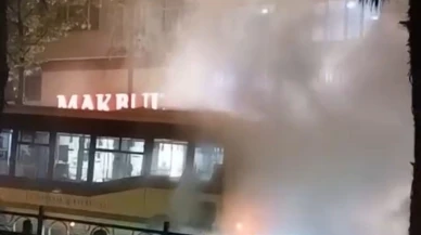 Belediye otobüsü arıza yaptı, çevreyi duman sardı