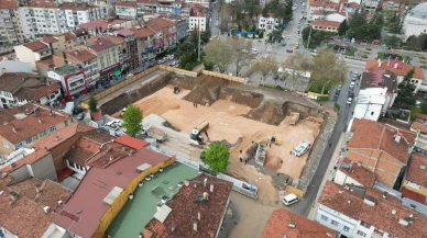 Çamura Saplanan Kamyon 10 Metreden Düşerek Ters Döndü