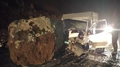 Yola Düşen Dev Kaya, İki Araca Çarptı: 2 Yaralı