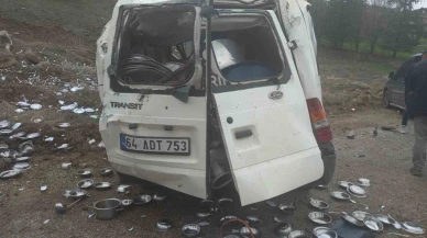 Refüje Giren Minibüs Devrildi: 3 Yaralı