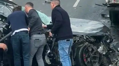 Otomobil Kamyonete Çarptı: Araç Hurdaya Döndü