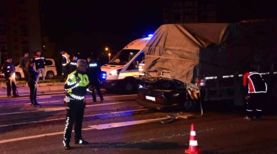 Otomobil, Kağıt Yüklü Tırın Altına Girdi