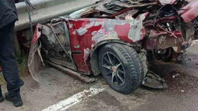 Otomobil Bariyerlere Saplandı, Yaralılar Hastaneye Kaldırıldı