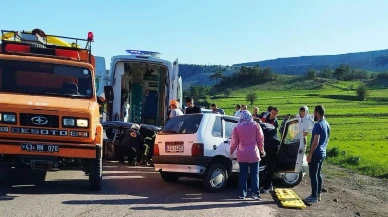 Domaniç’te Otomobil Çarpışması: 3 Kişi Hastaneye Kaldırıldı