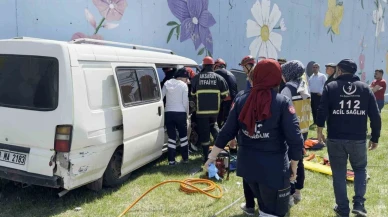 Minibüs Lastik Patlamasıyla Kaza Yaptı