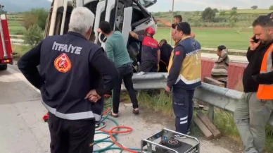 Tır Şarampole Devrildi Sürücü Hayatını Kaybetti